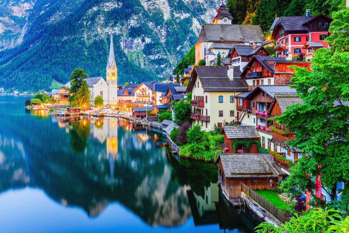 Rakúsky Hallstatt (zdroj obrázku: canva.com)